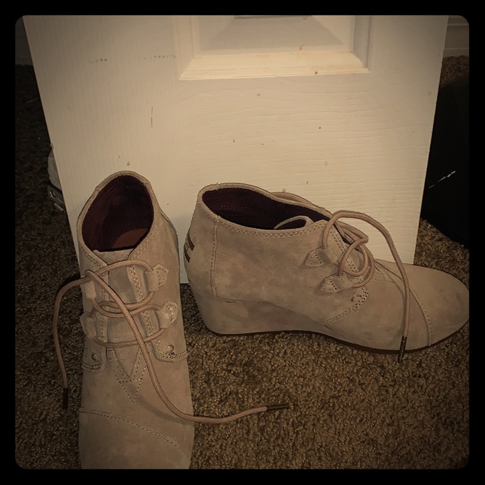 TOMS size 6 wedge heels